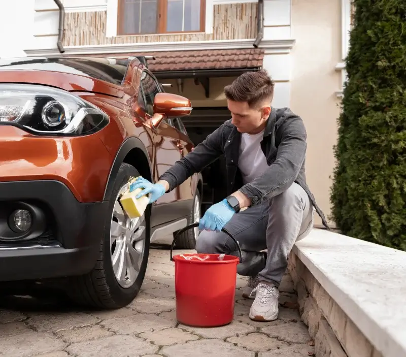 Lavage auto à domicile Bréhan : professionnel intervenant sur un véhicule